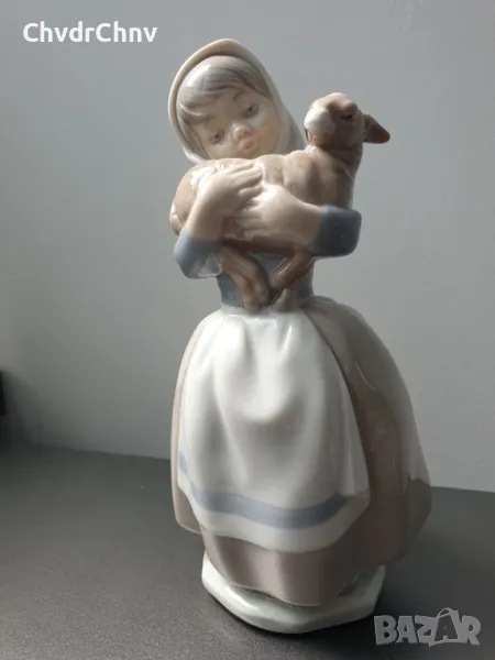 NAO Lladro статуетка 21см/НАО ЛАДРО испанска порцеланова фигура на момиче с агне, снимка 1