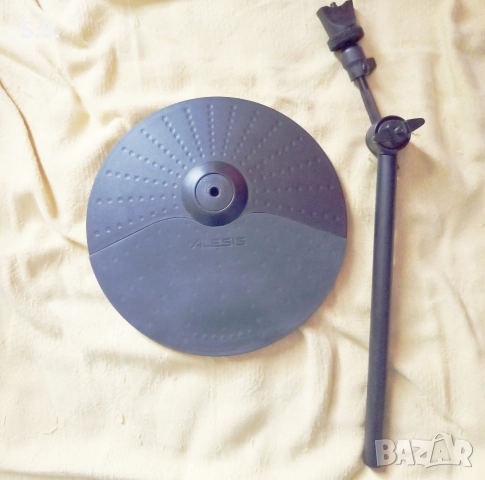 Чинел със стойка на Alesis