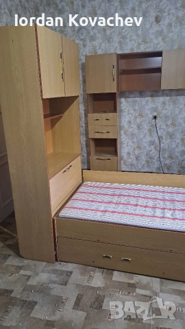 легло с матрак и гардероб