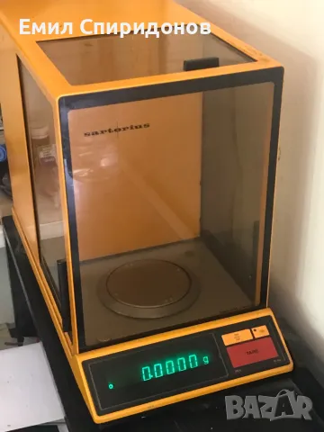 Електронна везна Sartorius. Везната е аналитична с 4 знака след нулата. Мери и относително тегло.