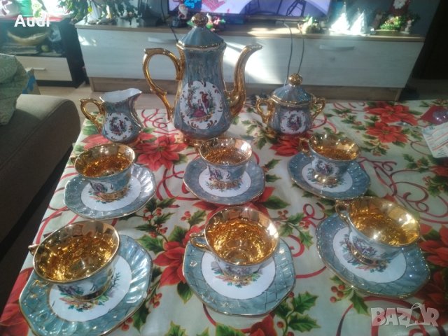 Изключително красив англйиски  порцеланови сервиз за кафе или чай Състои се от 15 части.  Ярки цвето