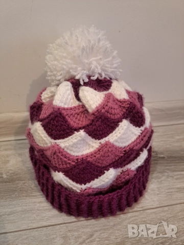 Ръчно плетена шапкa трицветна модел мидички