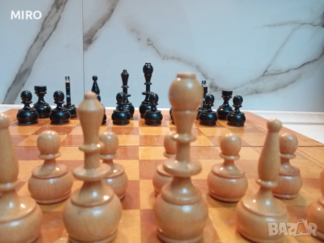 Шах с дървени фигури