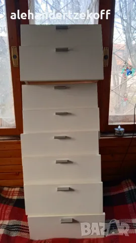 Чекмеджета бели