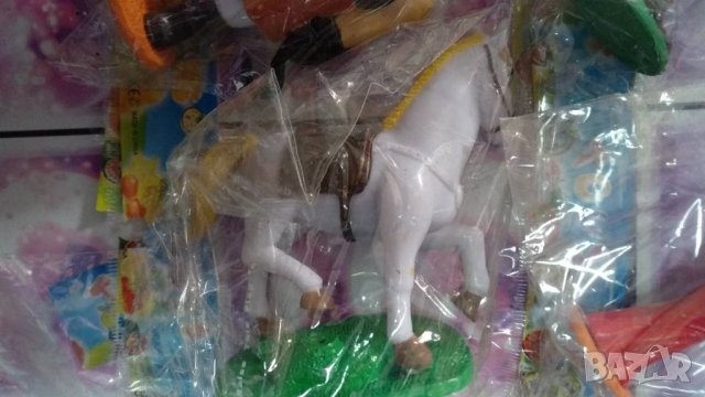 Фигурки за торта Рапунцел,Принца +коня му ,пазача и мащехата:), снимка 3 - Фигурки - 27963492