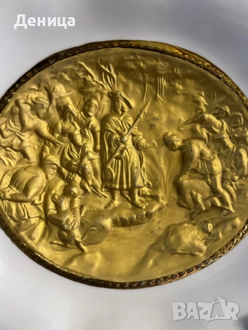 Рядка розова бонбониера Сцената, изобразена на позлатената релефна чиния представлява “Крал Карел IV, снимка 3 - Чинии - 52682827