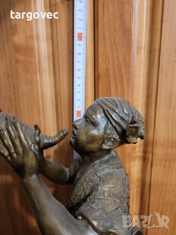 Прекрасна масивна статуетка