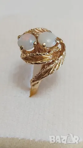 Златен пръстен с естествени опали