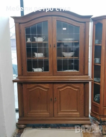Винтидж шкаф / витрина от масивно дърво с красива извита линия и оригинални стъклени врати.