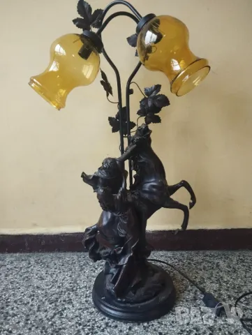 Фигуративна настолна лампа