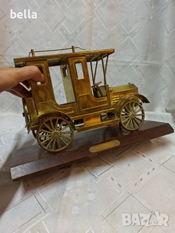 Масивен голям месингов модел на ретро такси за бюро или др. автомобилна диарама върху дървена основа, снимка 8 - Антикварни и старинни предмети - 52771696