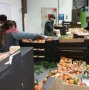 Жени за пакетиране на плодове в Германия