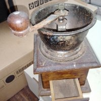 Стара мелничка за кафе-подправки, снимка 1 - Антикварни и старинни предмети - 37809034