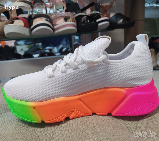 Бели дамски маратонки с цветна платформа, снимка 1