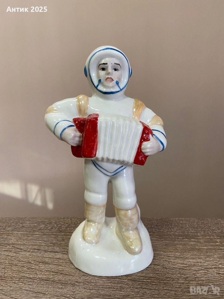 Винтидж порцеланова статуетка „Космонавт с хармоника“, СССР, снимка 1
