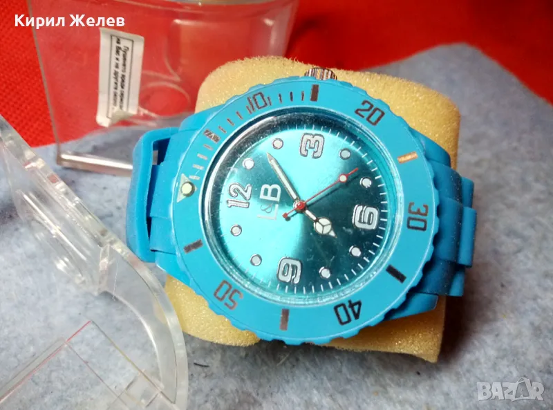 ЧИСТО НОВ ФЕШЪН МОДЕЛ КВАРЦОВ ЧАСОВНИК със СИЛИКОНОВА КАИШКА и КУТИЯ 47556, снимка 1