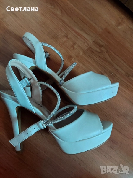 Бели обувки на висок ток със сребристи каишки, снимка 1