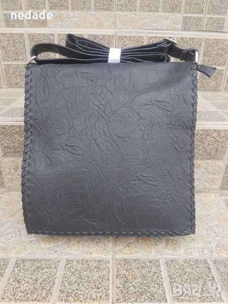 Голяма черна дамска чанта с цял капак обшит с кожена лента през рамо или през тялото от екокожа , снимка 1