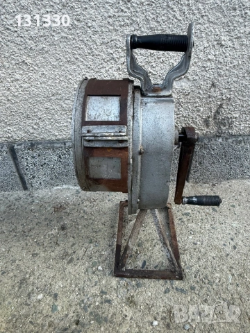 Продавам военна ръчна сирена бойна тревога 