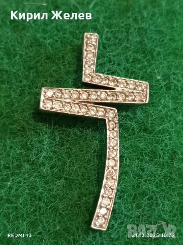 Уникален стилизиран кръст с инкрустирани цирконий подходящ аксесоар за специални поводи 30679