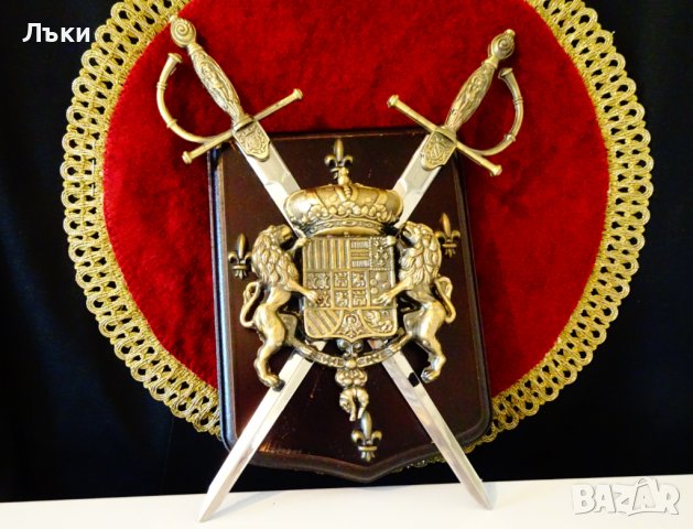 Пано за стена герб с корона,лъв,меч.