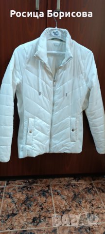 Бяло, капитонирано яке