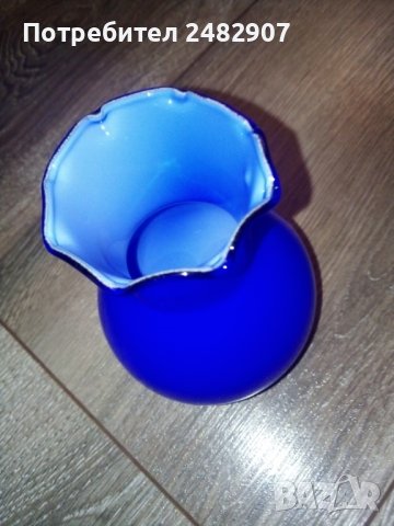 Малка синя ваза