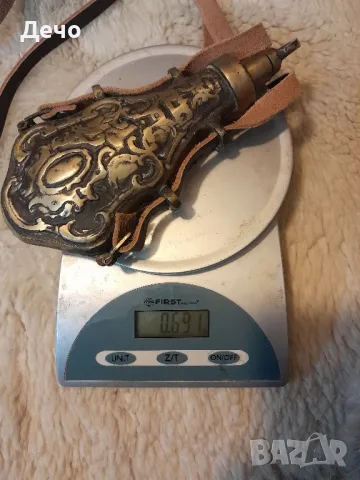 Масивна 0.7кг Месингова барутница в добро ,запазено и автентично състояние.С ново кожено коланче, снимка 2 - Антикварни и старинни предмети - 48356409