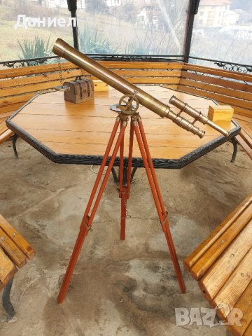 Телескоп, далекоглед от бронз на тринога с античен дизайн.


