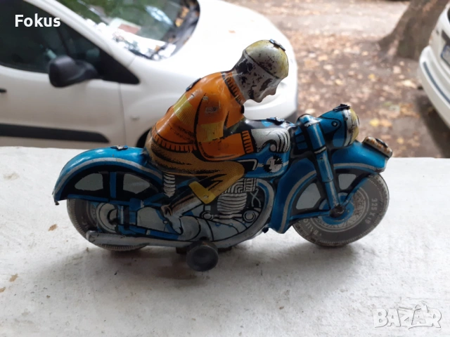 Стара ламаринена играчка с механизъм - моциклетист моторист, снимка 2 - Антикварни и старинни предмети - 53270223