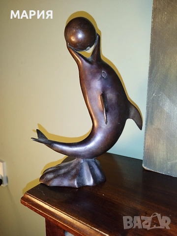 Бронзова скулптура 28см - делфин с топка