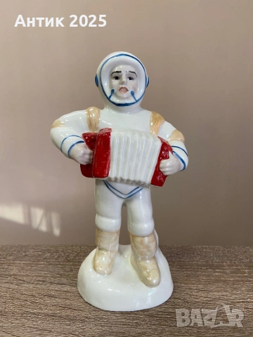 Винтидж порцеланова статуетка „Космонавт с хармоника“, СССР