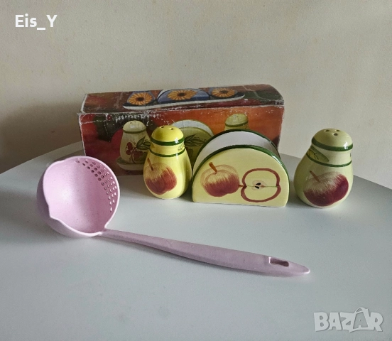 Керамичен комплект с подарък: Солници и салфетник, снимка 4 - Аксесоари за кухня - 52306343