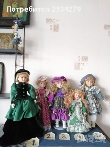 Стари порцеланови кукли, маркови с ренесансови рокли. 