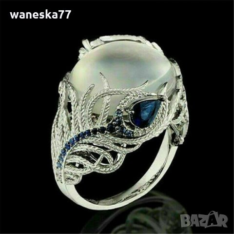 Дамски пръстен със сребърно покритие S925 - млечно бял камък и сини кристали