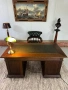 Класическо английско масивно бюро с кожен плот, снимка 2