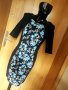 Черна офис рокля със сини флорални мотиви и 3/4 ръкав Л, снимка 1 - Рокли - 33565327