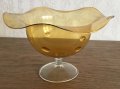 Прозрачно-жълта стъклена фруктиера на столче, снимка 1