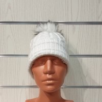 Нова зимна дамска шапка в бял цвят с пух/помпон, снимка 8 - Шапки - 35501382