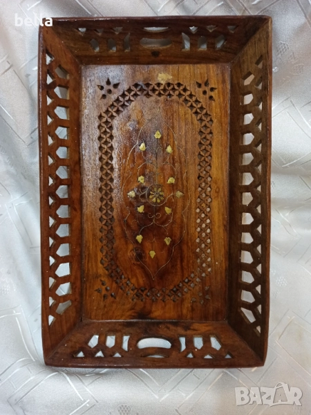 Стар дървен поднос ,дърворезба с орнаменти ,размери 38/25/4 см.Цена 80 лв, снимка 1