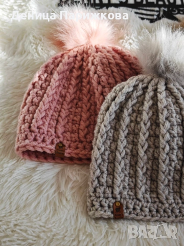 Ръчно плетена шапка „Даниела“ с  релефна плетка и подвижен пухкав помпон, снимка 3 - Шапки - 52623227