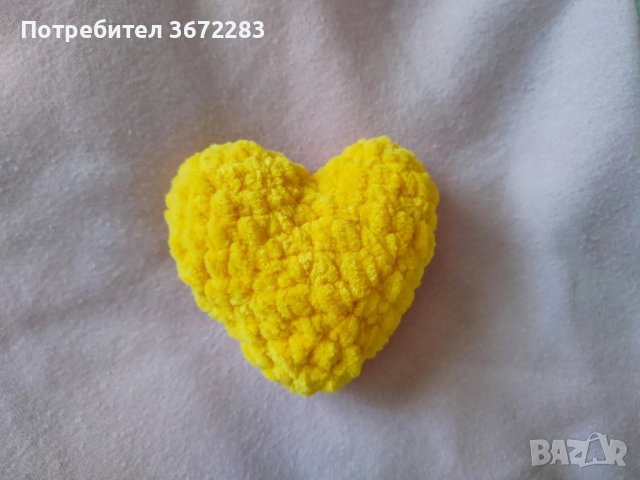 Ръчно плетено сърце от мека прежда