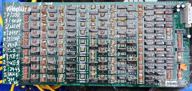 Промишлена платка с елементи видео усилватели аналогови мултиплексори компаратори ТТЛ логики, снимка 1 - Антикварни и старинни предмети - 40327172