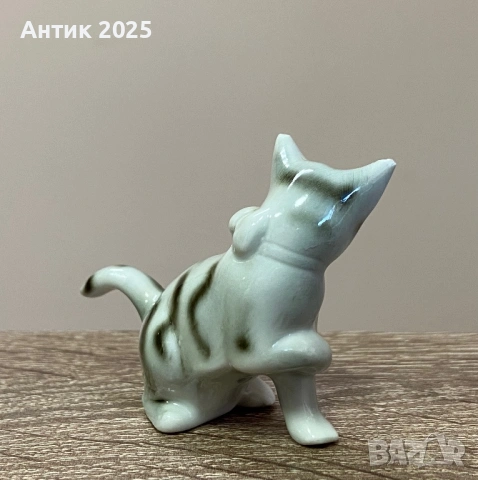 Винтидж порцеланова миниатюра „Коте с червена топка“, снимка 4 - Антикварни и старинни предмети - 53597400