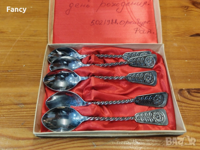 Стари чаени лъжички в кутия