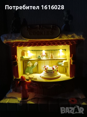 Коледна LED и музикална сцена Магазин за сладкиши с 8 мелодии,светлени и въртяща се торта., снимка 17 - Декорация за дома - 48436723