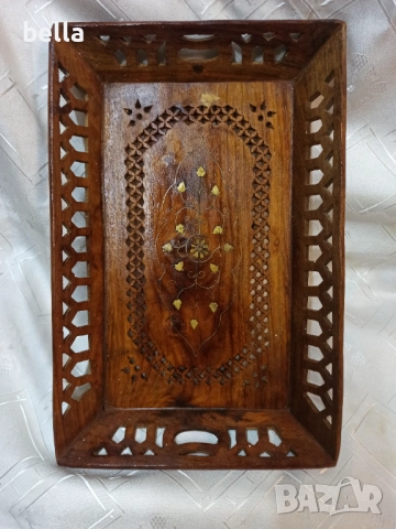 Стар дървен поднос ,дърворезба с орнаменти ,размери 38/25/4 см.Цена 80 лв