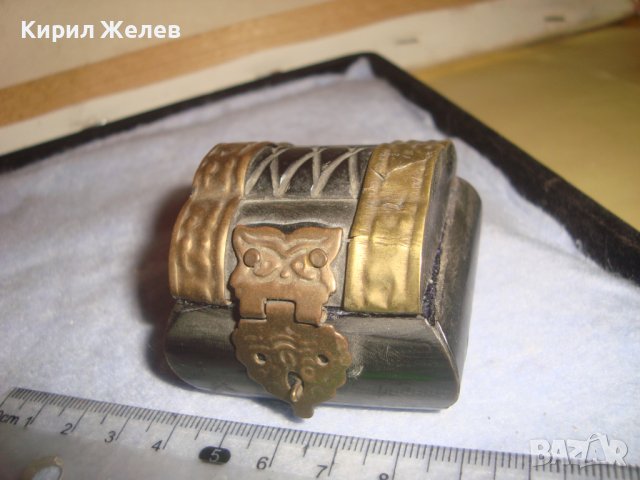 СТАРИННА ТИБЕТСКА КУТИЙКА за БИЖУТА от РОГ с МЕСИНГОВ ОБКОВ и ПЛЮШ ВЪТРЕ МАЙСТОРСКА ИЗРАБОТКА 32232