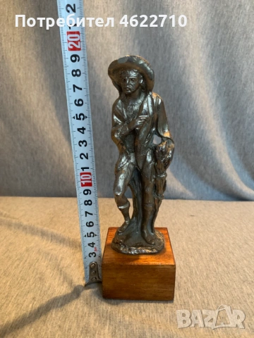 стара калаена статуя  на човек  с шапка върху дървена основа, снимка 5 - Антикварни и старинни предмети - 53065750