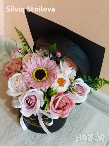 Кутия шапка със сапунени цветя за бъдещи абитуриенти или абсолвенти🎓, снимка 2 - Подаръци за жени - 40417060